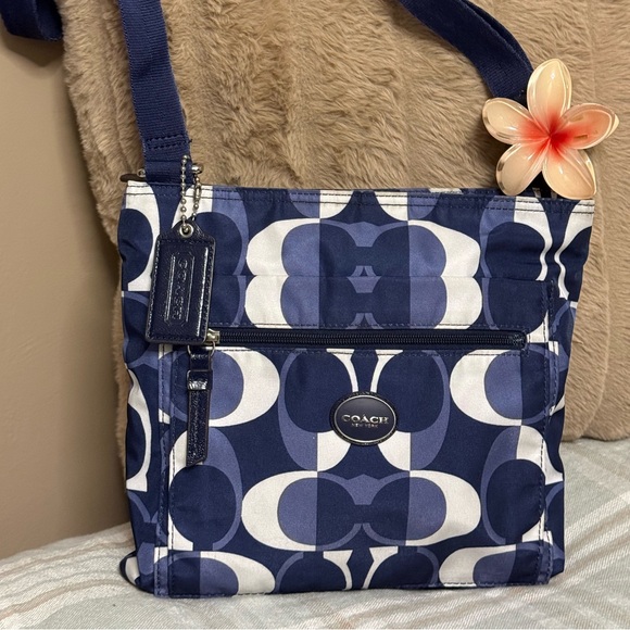 ⚓️ Coach Poppy Getaway Signature Nylon File Bag - RARE Limited Edition⚓️ 🌊 - Picture 2 of 4